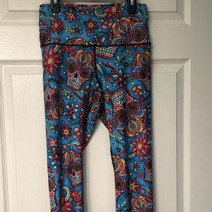 YOGA DEMOCRACY yoga crops in techno fabric that is breathable and sweat-wicking.